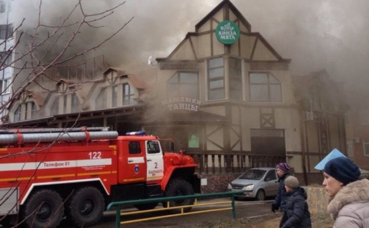 Ресторан "Кинза и Мята" горит открытым пламенем в Барнауле