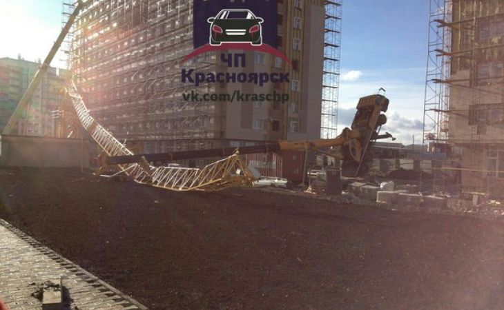 Строительные краны рухнули на улице Норильской в Красноярске