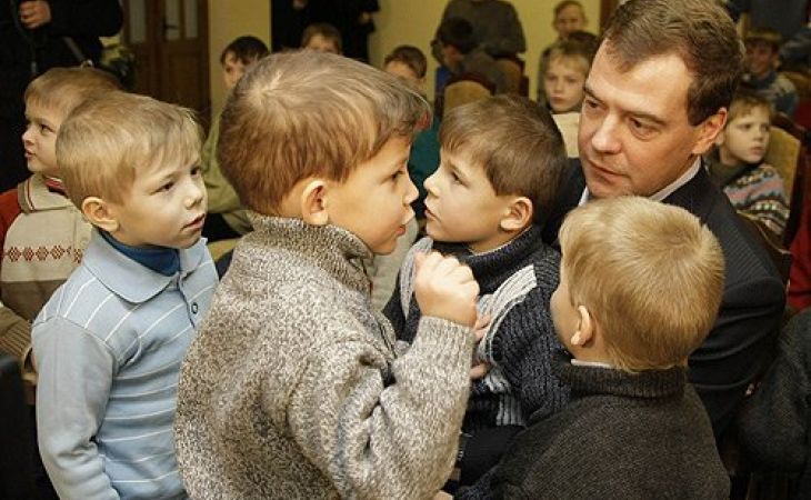 Медведев заявил о неизбежном повышении пенсионного возраста