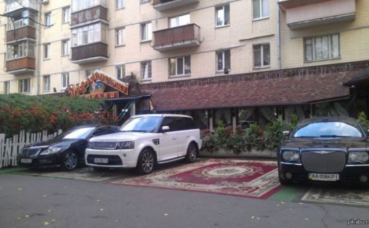 В Барнауле мужчина сломал нос соседу из-за парковочного места