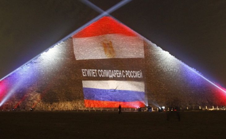Пирамиды в Египте подсветили в цвета флагов России, Франции и Ливана - фото
