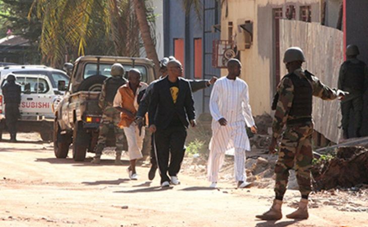 В Сети появилось видео освобождения заложников в отеле в Мали