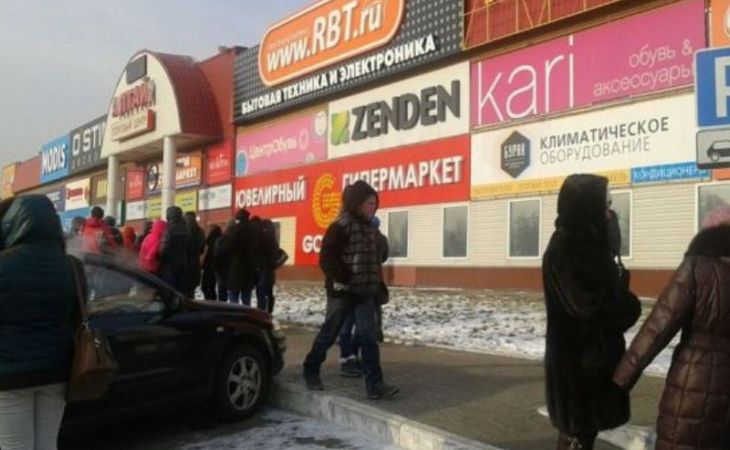 Подозрительный пакет стал причиной эвакуации посетителей торгового центра в Барнауле
