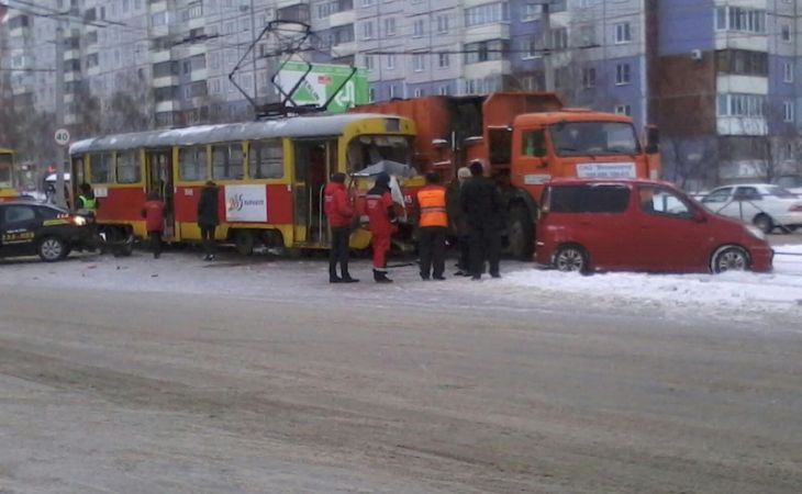 Трамвай Т-3 протаранил три машины,травмировав трех человек в Барнауле