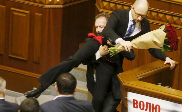 Сторонники и противники Яценюка подрались в Верховной раде