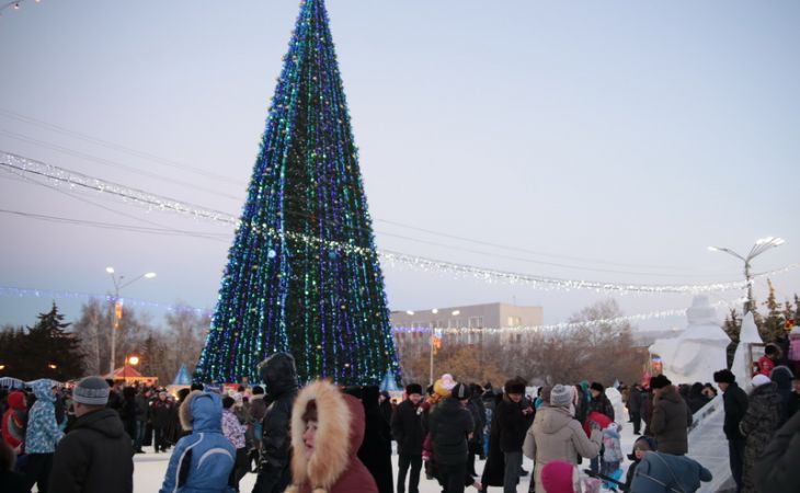 Снежный городок в Барнауле начали стирать с лица Земли
