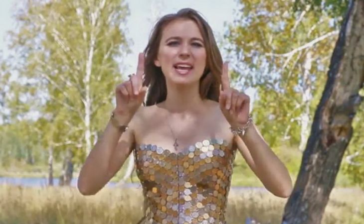 Новосибирская певица выпустила клип о курсе доллара и возвращении Аляски