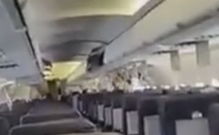 Пассажиры экстренно севшего в Сомали самолета летели с дырой в фюзеляже - видео