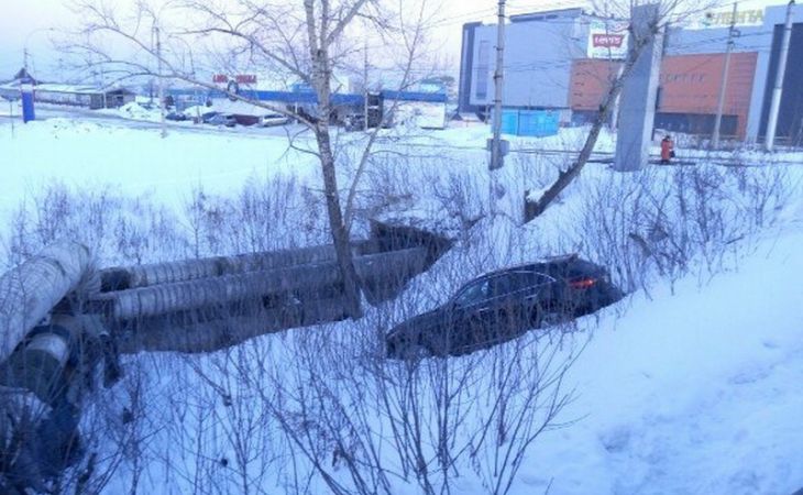 Автомобиль слетел с моста на Новом рынке в Барнауле - фото