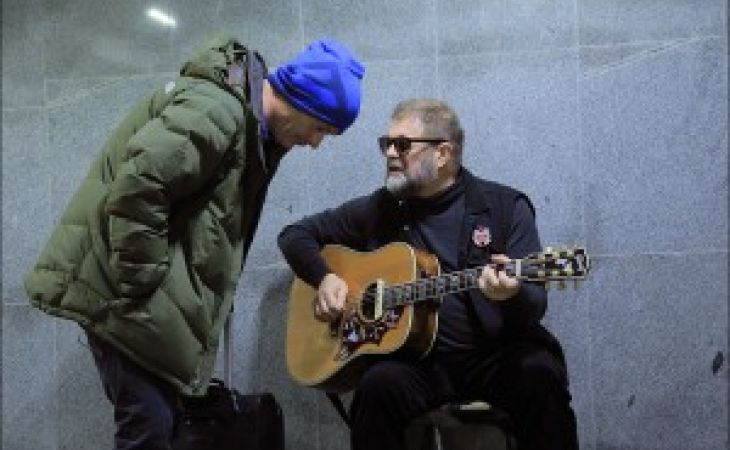 Борис Гребенщиков устроил концерт в подземном переходе в Омске