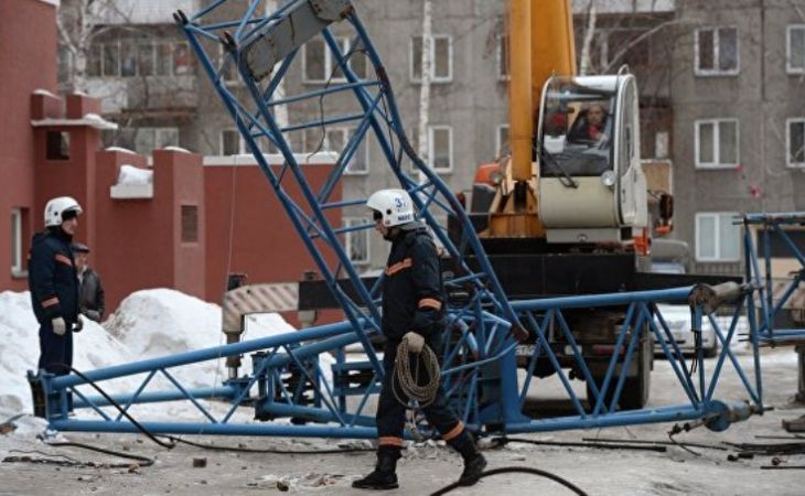 Строительный кран рухнул на многоэтажку в Новосибирске