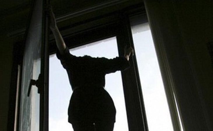Следователи устанавливают личность женщины, спрыгнувшей с 8 этажа в Бийске