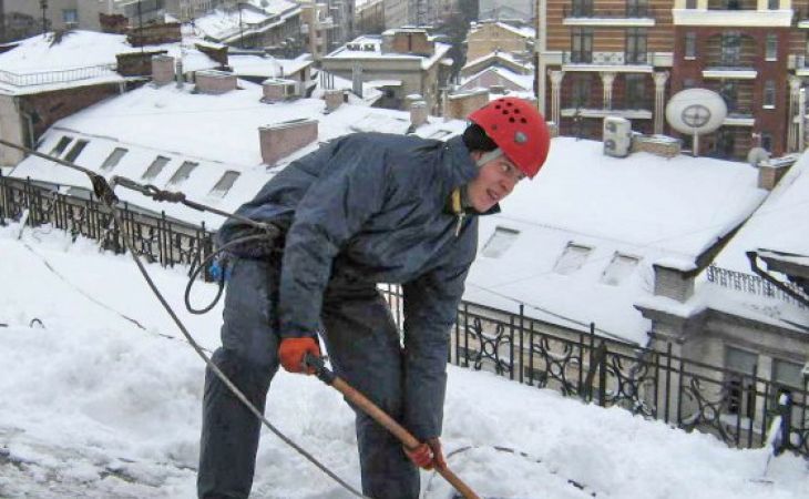 Уборщики снега в Якутии сорвались с крыши