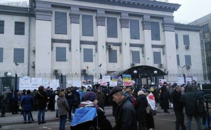 Митингующие забросали посольство России в Киеве зеленкой и камнями