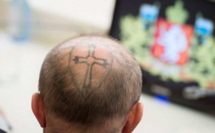В гордуму российского города Реж избрали депутата с судимостями и татуировкой паука на голове