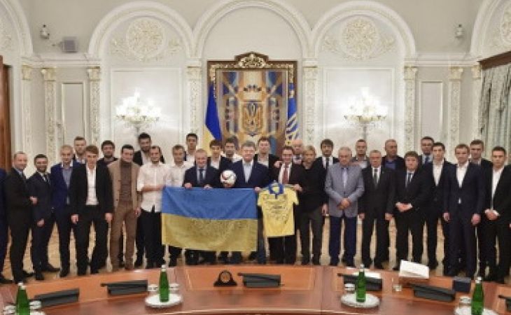 Порошенко наградил оружием вышедших на Евро-2016 украинских футболистов