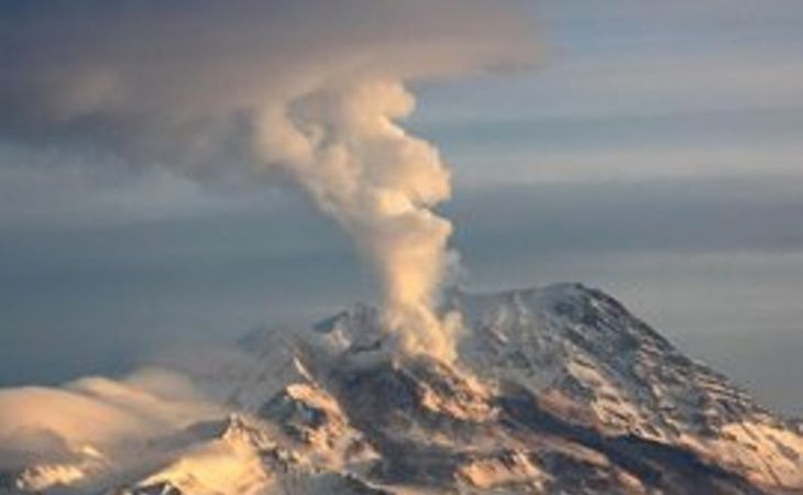 На Камчатке вулкан Жупановский напомнил о себе 8-километровым выбросом пепла