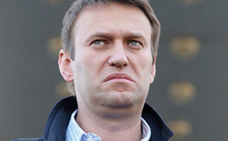 Навального в Новосибирске закидали пирожными