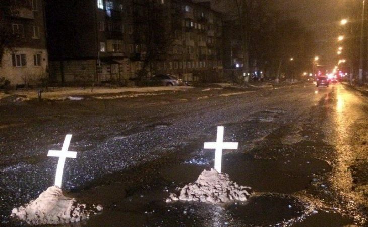 Неизвестные устроили "похороны" дорогам в Ижевске