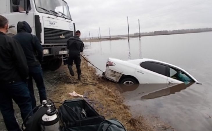 На Алтае очевидцы спасли людей из затонувшей машины