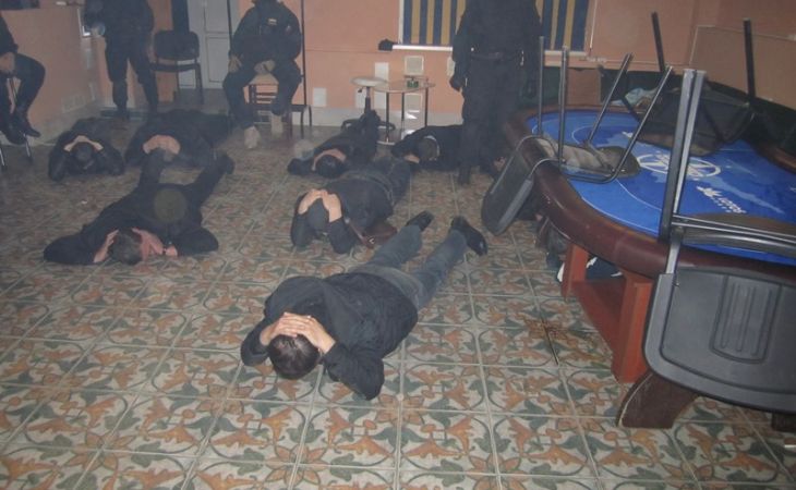 Спецназ взял штурмом нелегальное казино в Барнауле - фото