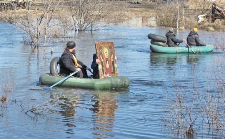 Прихожане на лодках совершили крестный ход против паводка в Сибири