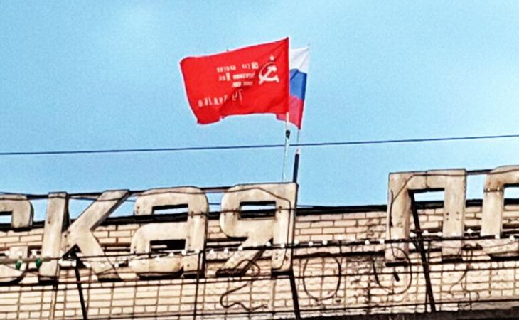 Знамя Победы установили над детской поликлиникой в Барнауле