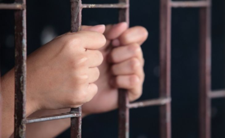 Спустя семь лет арестована девушка, обвиняемая в групповом изнасиловании