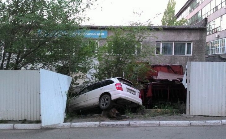 Угнанный автомобиль нашли в заборе политеха в Барнауле