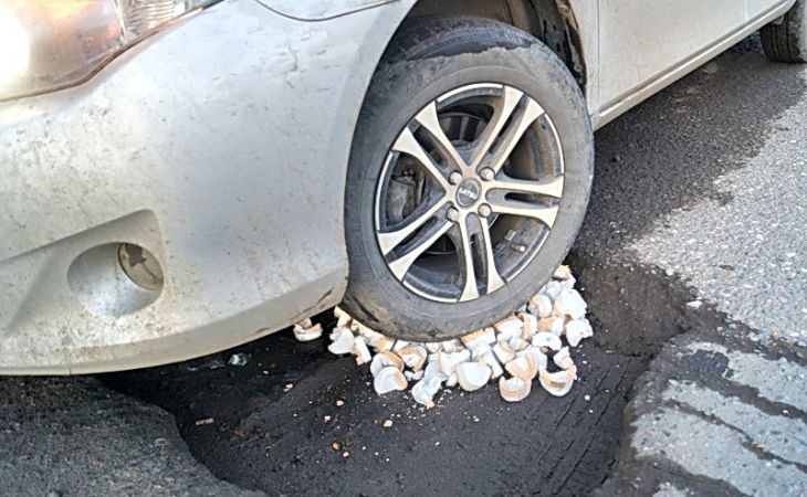 Барнаульцы продолжают бороться с ямами на дорогам с помощью зубных слепков