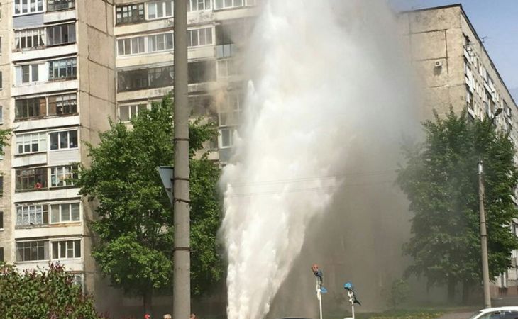 Мощный "гейзер" из-за прорыва канализации поливает девятиэтажку в Барнауле. Видео