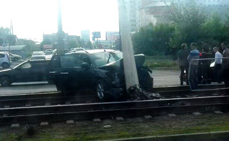 Иномарка влетела на трамвайные рельсы и сбила бетонный в столб в Барнауле