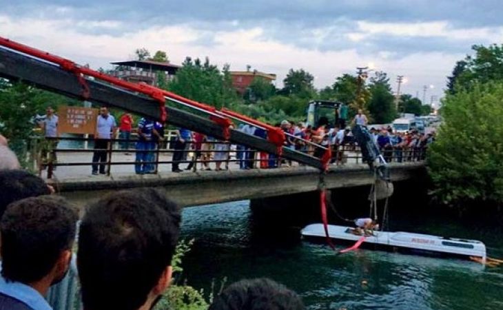 14 человек погибли в Турции в результате падение автобуса в воду