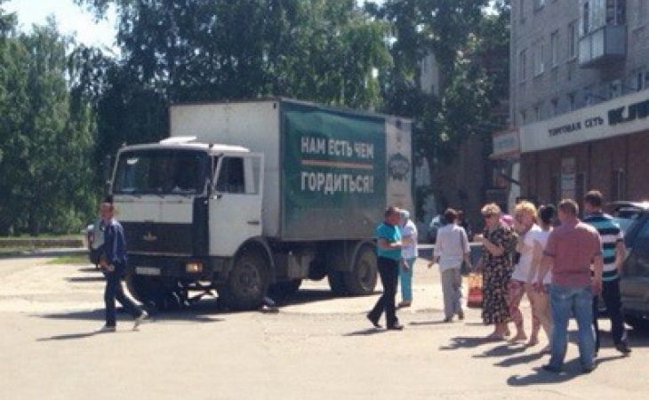 Нам нечем гордиться: грузовик переехал бабушку на парковке в Барнауле - фото 18+