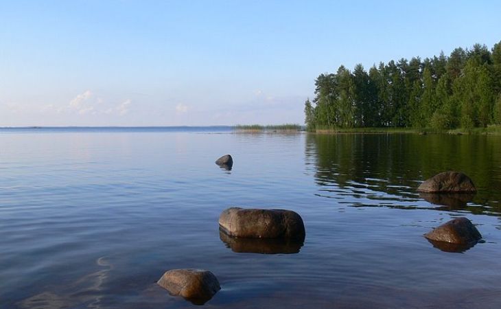 При крушении лодки на озере в Карелии погибли 10 детей
