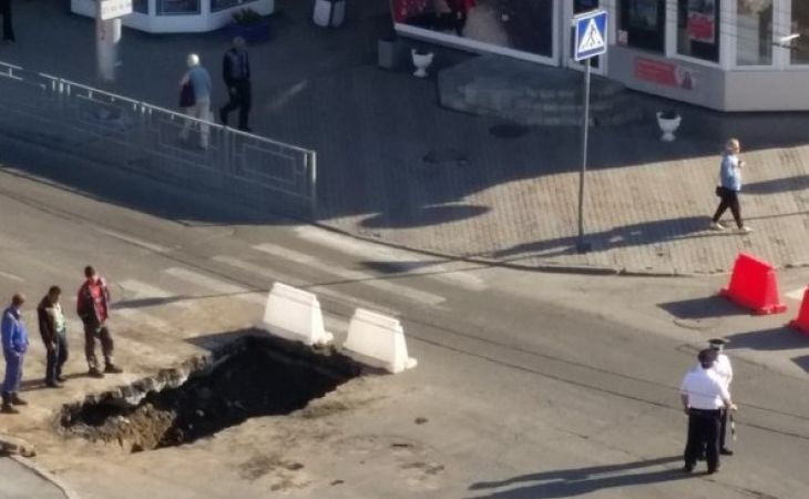 Участок проспекта Ленина закрыт для движения транспорта из-за аварии на коллекторе