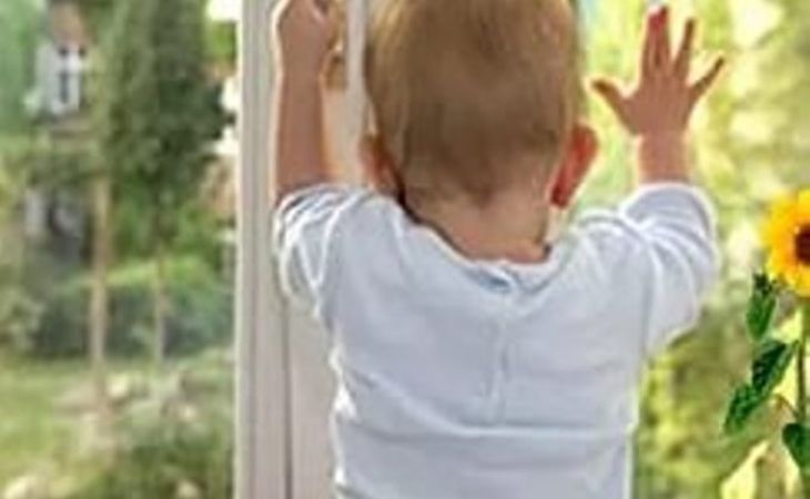 Двухлетний ребенок выпал из окна третьего этажа в Новоалтайске