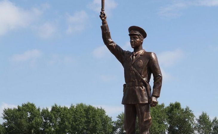 Памятник регулировщику открыли в Кемерове