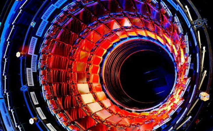Над большим адронным коллайдером во время эксперимента открылся "портал в другой мир" - фото