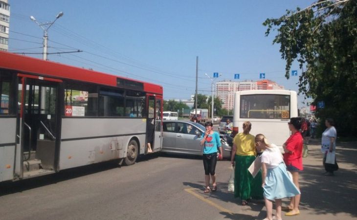 Лекговушка и два автобуса столкнулись в Барнауле. Фото