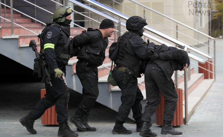 Группа вооруженных лиц захватила два рейсовых автобуса на проспекте Комсомольском Барнауле
