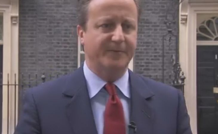 Премьер-министр Великобритании забыл про микрофон и спел песенку после интервью- видео