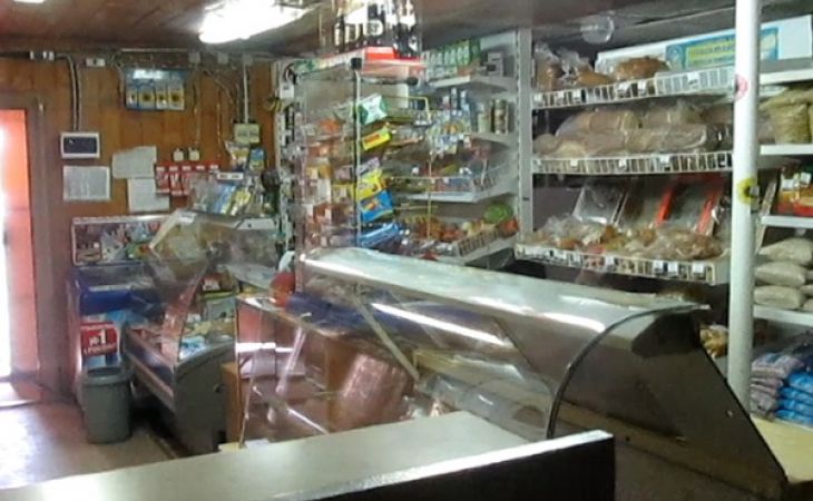 Продавец шваброй пыталась остановить преступников при ограблении магазина в Новоалтайске