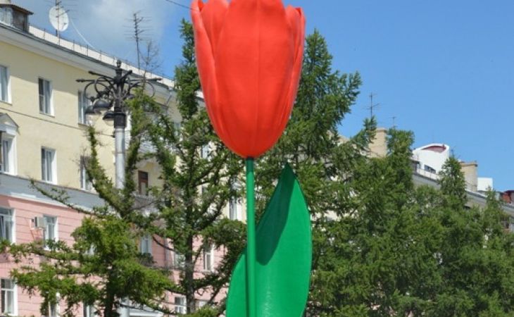 Гигантские тюльпаны демонтируют с нулевого километра