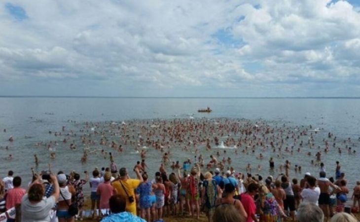 На Алтае 1360 человек установили рекорд по лежанию звездочкой на воде