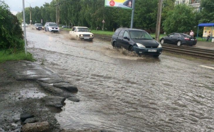 Улицы Барнаула после дождя превратились в реки. Фото