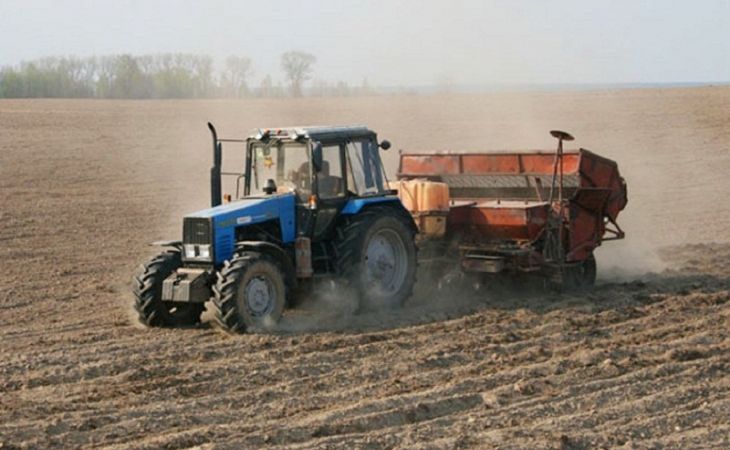 Аграрии России получили свыше 100 млрд рублей на на проведение сезонных работ
