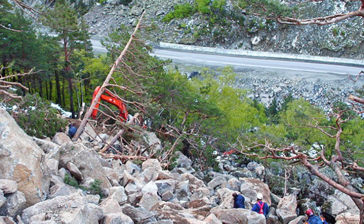 Группу туристов завалило камнепадом на Алтае