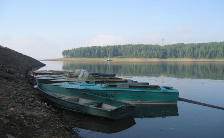 Спасатели обнаружили тело мальчика, утонувшего с семьей в озере под Красноярском