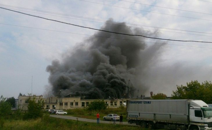 Пожар произошел на складе производителя пластиковых окон в Барнауле
